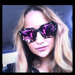 Bella pink lens / black and white marble frame